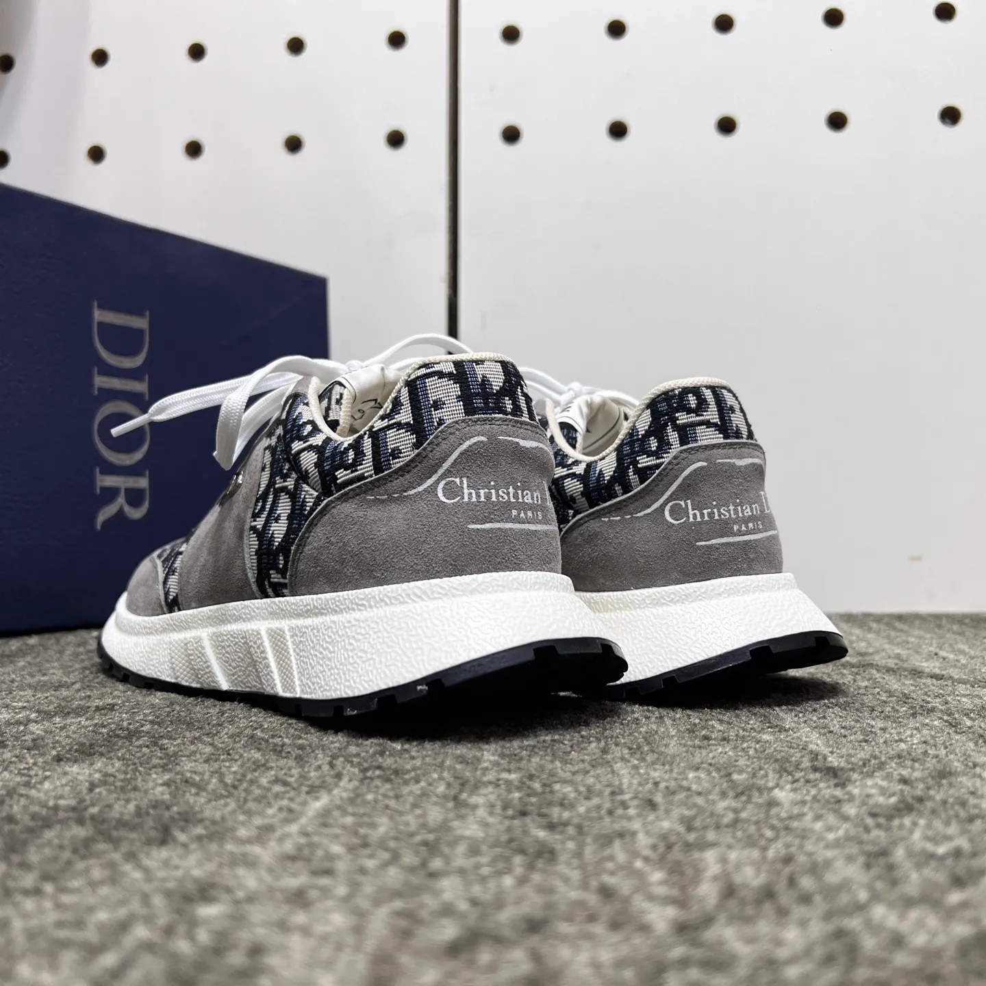 Factory price: 438💰【DIAo·Dior】Original quality.~ Unique modern style sneakers. 🏃A must-have casual shoe for trendy men😍😍 Original brand imported from Italy, imported original leather, sheep lining (refuses to discolor and grind feet) Sole: Original sole provided by the original factory, French lazy style design ⚠️Fit to the feet, original quality, super comfortable original sole. It’s like shooting the real thing 🎬The real thing is better, high-quality sneakers, size: 38-44, custom-made 45